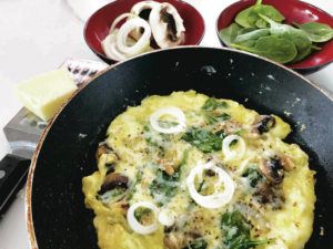 BETTY SHIMABUKURO / BETTY@STARADVERTISER.COM
                                Making a single-serve open-faced omelet together is a great way to spend time in the kitchen with your kids.
