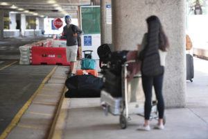 BRUCE ASATO / BASATO@STARADVERTISER.COM
                                Travelers who arrived on a flight from Los Angeles waited curbside for pickup at Daniel K. Inouye International Airport on April 30. The state began a mandatory 14-day self-quarantine for trans-Pacific passengers on March 26.