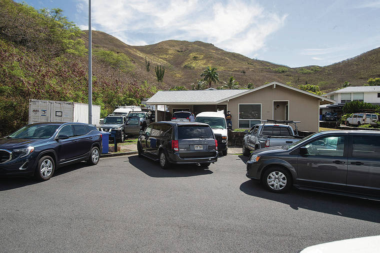 CINDY ELLEN RUSSELL / CRUSSELL@STARADVERTISER.COM
                                Officers investigated the Kailua home where Mike Miske was arrested Wednesday as part of a federal indictment in connection with the kidnapping and murder of Johnathan Fraser.