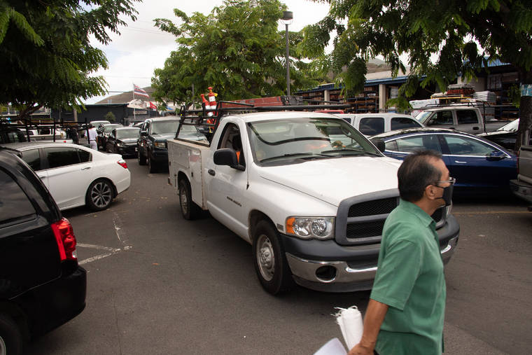 CRAIG T. KOJIMA / CKOJIMA@STARADVERTISER.COM
                                At Hardware Hawaii in Kailua, traffic was bumper to bumper, as shoppers came for lumber and emergency household items on Friday.
