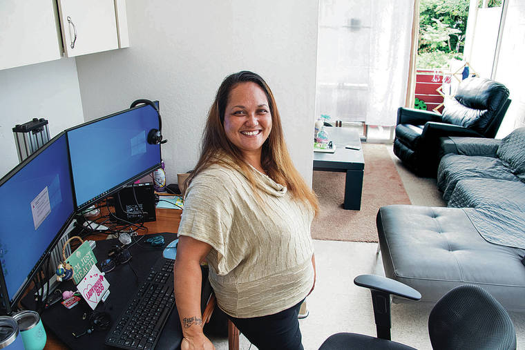 CRAIG T. KOJIMA / CKOJIMA@STARADVERTISER.COM
                                Kristy Sacatropez moved out of The Shelter and into an apartment in Kaneohe.