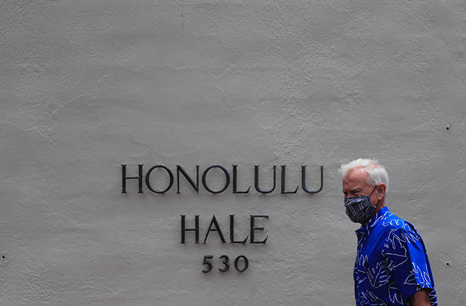 JAMM AQUINO / @JAQUINO@STARADVERTISER.COM
                                Honolulu Mayor Kirk Caldwell walks in front of Honolulu Hale today when he announced the closure of the building because of a cluster of coronavirus cases among city workers there.
