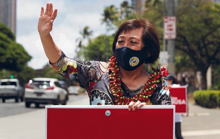 GEORGE F. LEE / GLEE@STARADVERTISER.COM
                                Then-mayoral candidate Colleen Hanabusa waved to passing motorists on King Street, Aug. 8, primary election day. Hanabusa is expected to announce today that she is endorsing former television executive Rick Blangiardi for Honolulu mayor.