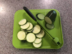 MICHELLE RAMOS / MRAMOS@STARADVERTISER.COM
                                The knife support on Lekue’s guided chopping board turns for the user’s comfort.