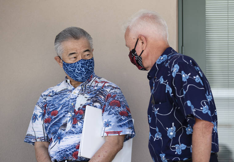 CINDY ELLEN RUSSELL / CRUSSELL@STARADVERTISER.COM
                                Gov. David Ige and Mayor Kirk Caldwell spoke to each other during Tuesday’s press conference.