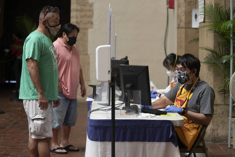 GEORGE F. LEE / GLEE@STARADVERTISER.COM
                                Voters turned out for Saturday’s primary election at Honolulu Hale.