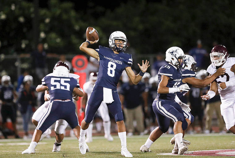 CINDY ELLEN RUSSELL / CRUSSELL@STARADVERTISER.COM / 2019
                                Kamehameha quarterback Kia‘i Keone looked for a receiver during a game against Farrington last September. Keone enrolled at Skyridge High School in Lehi, Utah, last month in hopes of playing football this fall.