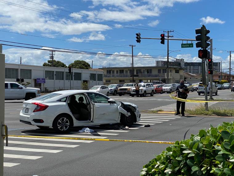 ROSEMARIE BERNARDO / RBERNARDO@STARADVERTISER.COM
                                A white Honda Civic sits in the Kaneohe-bound lanes of Likelike Highway at School Street today after police arrested a suspect nearby.