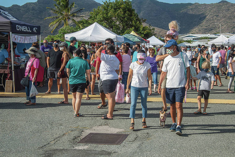 CRAIG T. KOJIMA / CKOJIMA@STARADVERTISER.COM
                                Crowds were large at Kaiser High School Farmer’s market in August. It was closed last week after a complaint was filed.