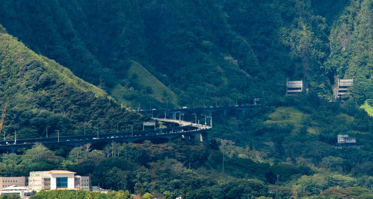 CRAIG T. KOJIMA / CKOJIMA@STARADVERTISER.COM
                                A line of cars snaked up the H-3 freeway towards the Harano Tunnel for COVID-19 testing on Thursday.