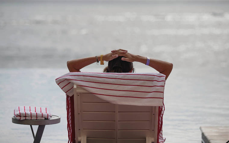 CINDY ELLEN RUSSELL / CRUSSELL@STARADVERTISER.COM
                                It doesn’t appear that a large uptick in Hawaii visitors for the holiday season is going to materialize. A guest relaxed at the Sheraton Waikiki infinity edge pool on Friday.