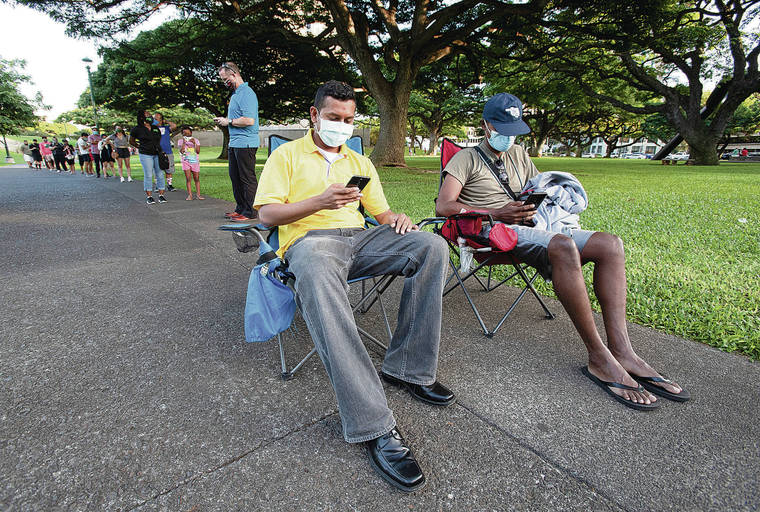 CINDY ELLEN RUSSELL / CRUSSELL@STARADVERTISER.COM 
                                Harish Rao and his friend Jay brought chairs for their wait in line to vote at Honolulu Hale on Tuesday.