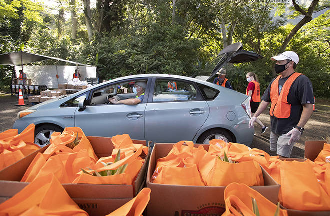 CINDY ELLEN RUSSELL / CRUSSELL@STARADVERTISER.COM
                                The Hawaii Foodbank, in partnership with the First Presbyterian Church of Honolulu, distributes food to about 1,000 households on Friday. The coronavirus pandemic has greatly increased the need for food assistance in Hawaii.