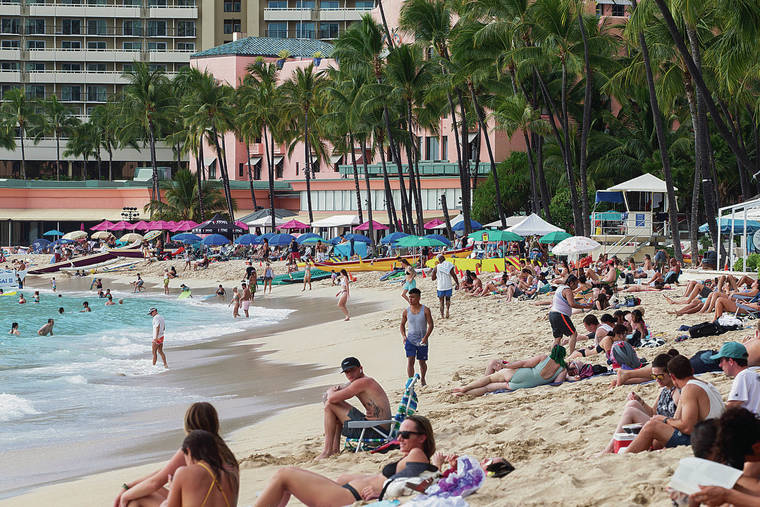 CINDY ELLEN RUSSELL / CRUSSELL@STARADVERTISER.COM
                                The shores of Waikiki seem to be getting busier, as seen Dec. 13.