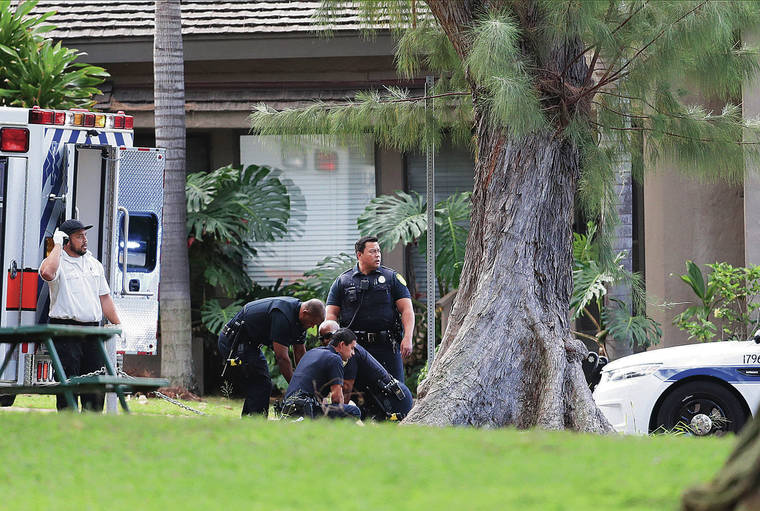 JAMM AQUINO / JAN. 19
                                Honolulu police perform CPR on a fellow officer, who later died, after a shooting at a residence on Hibiscus Drive near Diamond Head.