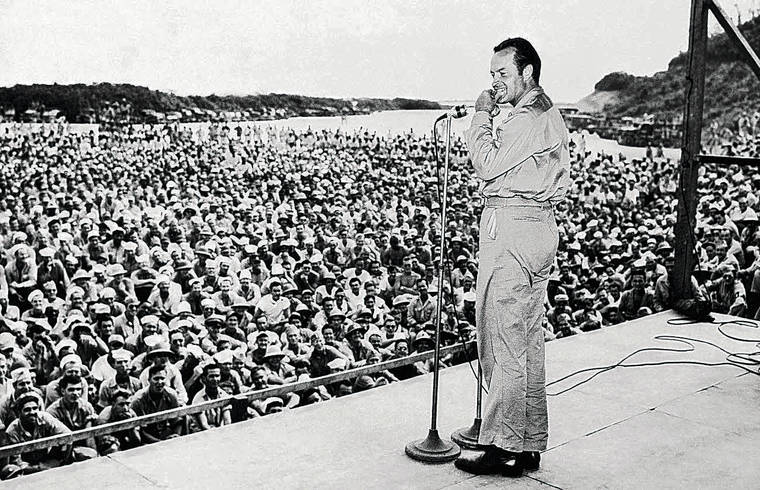 STAR-ADVERTISER
                                Bob Hope, above, entertained thousands of troops over five decades. In 1944 he survived a crash landing in Australia.