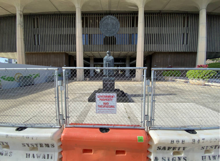 CINDY ELLEN RUSSELL / CRUSSELL@STARADVERTISER.COM
                                Fences have been erected at both entrances of the Hawaii state Capitol.