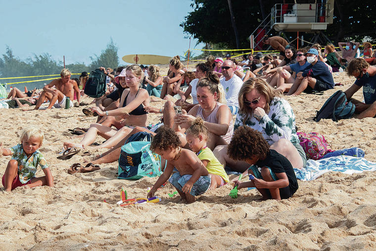 CRAIG T. KOJIMA / CKOJIMA@STARADVERTISER.COM
                                Spectators on the beach watched the opening day of the Pipe Masters competition at Oahu’s Banzai Pipeline on Dec. 8 as surfers vied for wild-card entry.