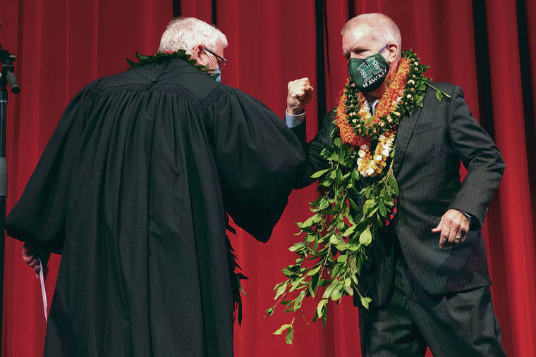 GEORGE F. LEE / GLEE@STARADVERTISER.COM
                                Hawaii Supreme Court Chief Justice Mark Recktenwald, left, elbow bumped newly sworn Honolulu City Prosecutor Steve Alm on Saturday at the Blaisdell Concert Hall.