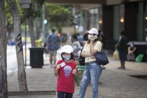 CINDY ELLEN RUSSELL / CRUSSELL@STARADVERTISER.COM
                                People wore their masks while at a bus stop along at S. Hotel Street.