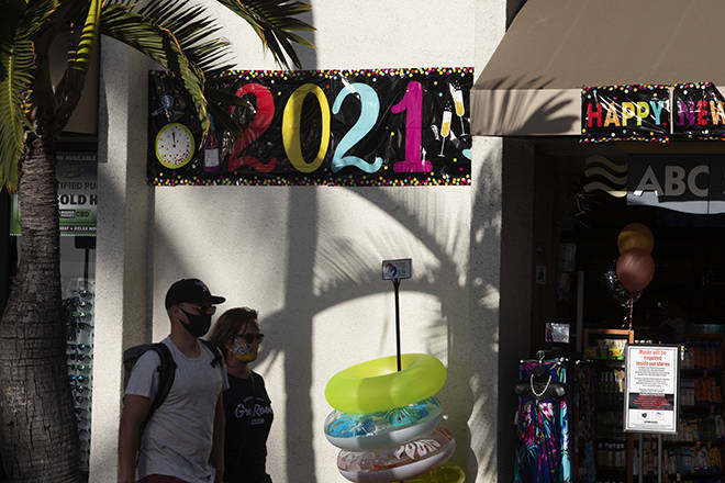 CINDY ELLEN RUSSELL / CRUSSELL@STARADVERTISER.COM
                                An ABC store heralds the New Year on Thursday in Waikiki.