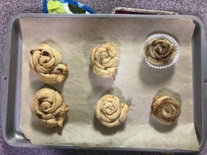 MICHELLE RAMOS / MRAMOS@STARADVERTISER.COM
                                I tried baking the roses as is, with toothpicks to see if it held the rose better and in a cupcake holder. From left: filling of peanut butter and chocolate cheerios, strawberry cream cheese, and applesauce with cinnamon and sugar.