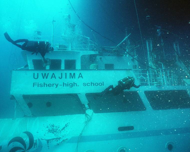 COURTESY U.S. NAVY / NOV. 5, 2001
                                Divers inspect the wreckage of Ehime Maru off Oahu.