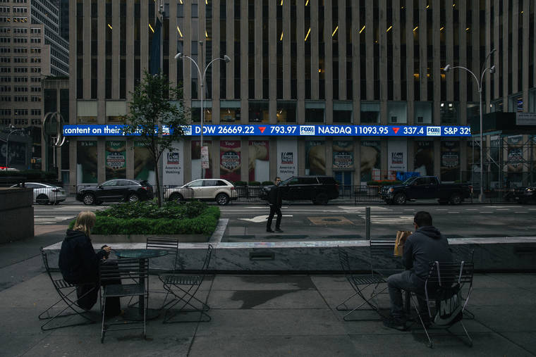 NEW YORK TIMES / 2020
                                A news ticker scrolls outside the Fox News headquarters in Manhattan.
