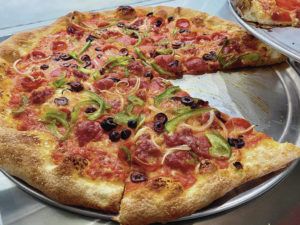 NADINE KAM / SPECIAL TO THE STAR-ADVERTISER
                                The ‘Ili‘ili Supreme, topped with pepperoni, sausage, olives, peppers and fior di latte, a cow’s milk mozzarella, is a house pizza at ‘Ili‘ili Cash & Carry.