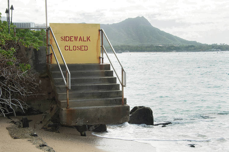 CRAIG T. KOJIMA/CKOJIMA@STARADVERTISER.COM
                                Public access is barred where a portion of seawall is closed.