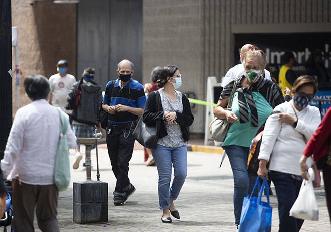 CINDY ELLEN RUSSELL / CRUSSELL@STARADVERTISER.COM
                                Pedestrians wear masks as they walked along Fort Street Mall in downtown on Friday. Health officials continue to urge people to wear masks and practice social distancing to keep Hawaii’s low COVID-19 infection rate from spiking again.