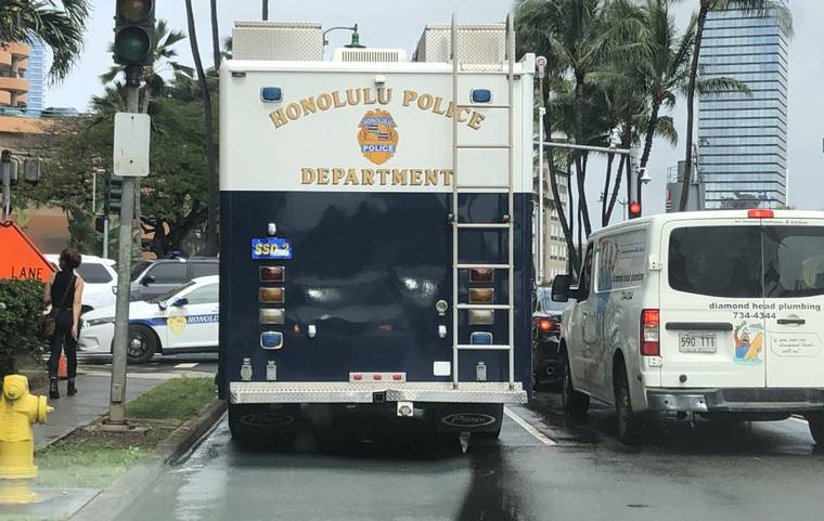 CRAIG T. KOJIMA / CKOJIMA@STARADVERTISER.COM
                                Police officers conducted an investigation at an apartment on Ala Wai Boulevard this morning.