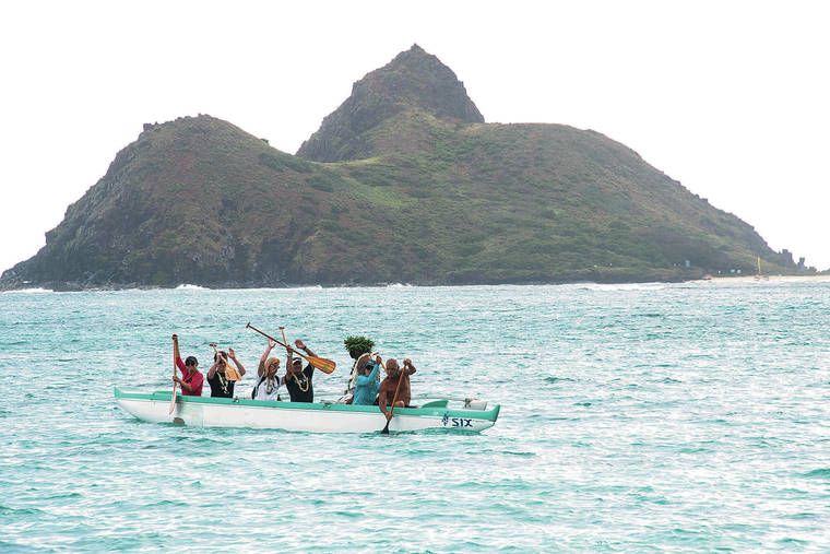 CRAIG T. KOJIMA / CKOJIMA@STARADVERTISER.COM
                                After a short canoe ride off Lanikai Beach on Wednesday, the family of Nicholas Dworet, represented by father Mitch, fourth from left, mother Annika and brother Alex paddled in.