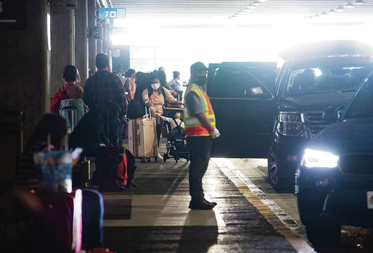CINDY ELLEN RUSSELL / CRUSSELL@STARADVERTISER.COM
                                Travelers crowded curbside pickup at Terminal 1.