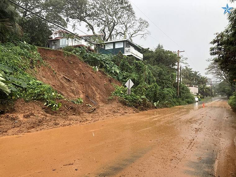 CRAIG T. KOJIMA / CKOJIMA@STARADVERTISER.COM
                                A mudslide causes problems on Kamehameha Highway near Pokole Point in Heeia.