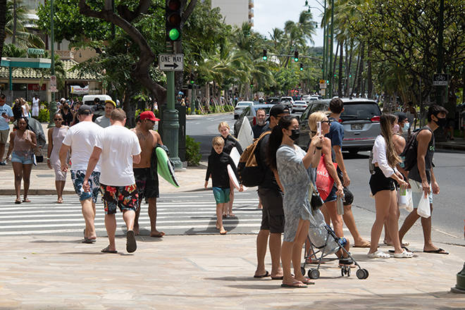 CRAIG T. KOJIMA / CKOJIMA@STARADVERTISER.COM
                                Visitors have been returning to Waikiki in greater numbers in recent weeks. Here, pedestrians crowd a sidewalk in Waikiki on Saturday.