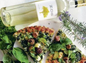 BETTY SHIMABUKURO / BETTY@STARADVERTISER.COM
                                The Greek white wine Domaine Skouras “Zoe” pairs well with a white sauce-based pizza with grilled vegetables and fresh herbs.