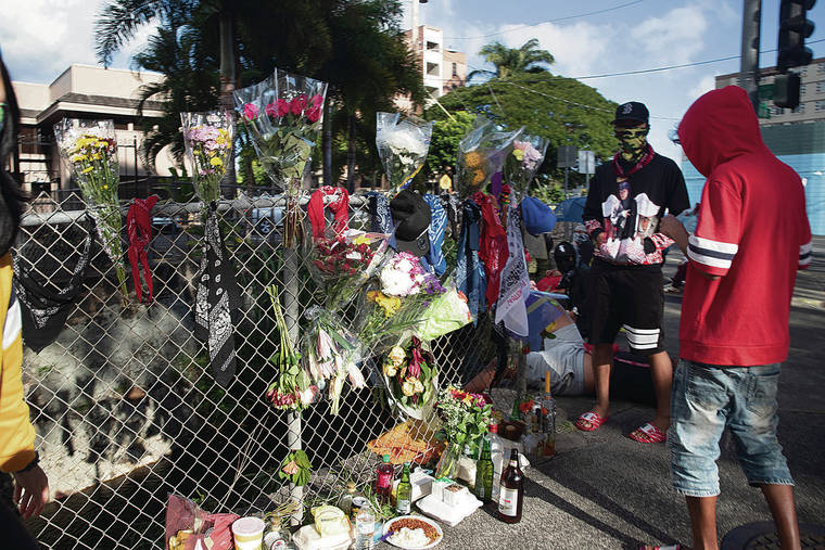 GEORGE F. LEE / GLEE@STARADVERTISER.COM
                                Mourners of the 16-year-old who was fatally shot after ramming into police on Monday gathered at the corner of Kalakaua Avenue and Philip Street on Wednesday.