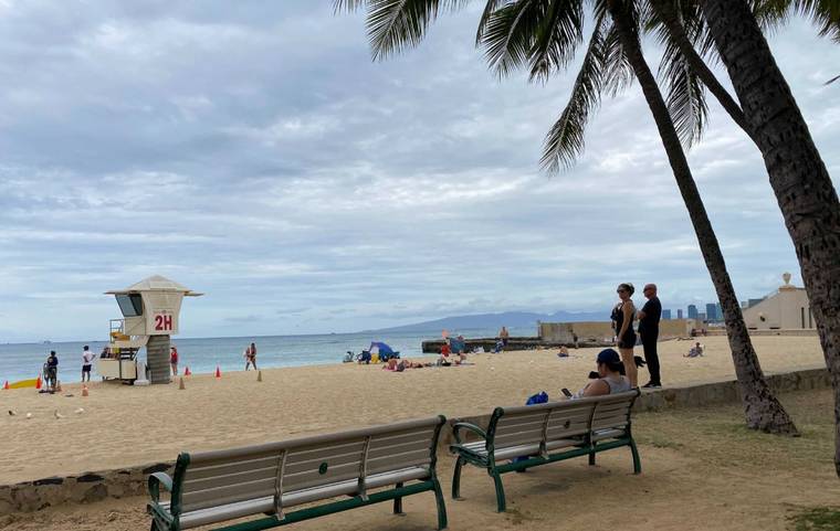 DIANE LEE / DLEE@STARADVERTISER.COM
                                The sky was overcast at Kaimana Beach in Waikiki today.