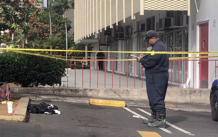 CRAIG T. KOJIMA / MAY 12
                                Honolulu police officers investigate the scene of an attempted murder in downtown Honolulu Wednesday morning.