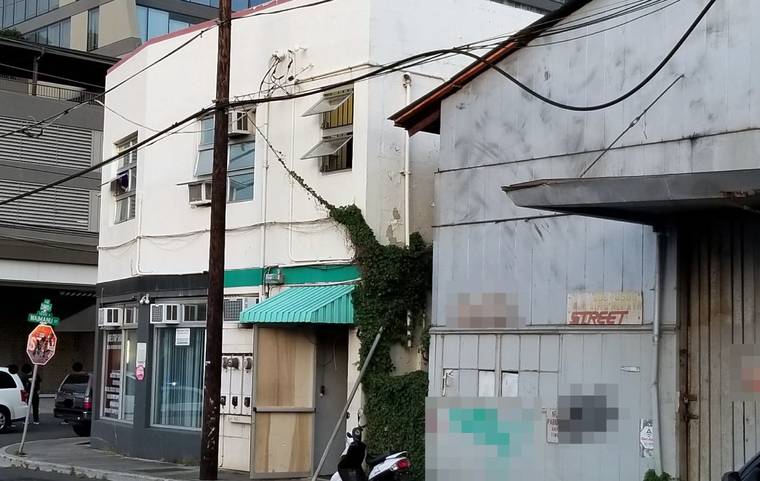 HONOLULU POLICE DEPARTMENT
                                Honolulu police seized nearly two dozen gambling machines, cash and drugs during a raid at an illegal game room in Kakaako Tuesday night.