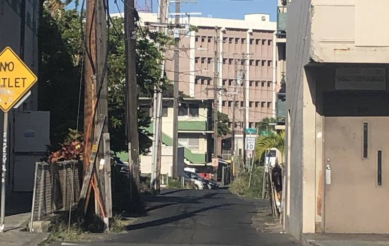 CRAIG T. KOJIMA / CKOJIMA@STARADVERTISER.COM
                                Hikina Lane in Kalihi, seen today. A man was critically injured after he allegedly pointed a firearm at a police officer in Kalihi Tuesday night, at which time shots were fired by the officer.