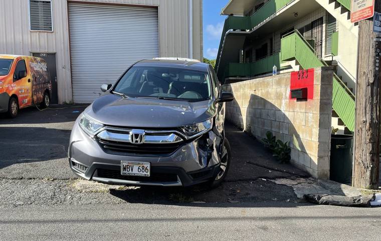 ROSEMARIE BERNARDO / RBERNARDO@STARADVERTISER.COM
                                One of two vehicles that sustained extensive front-end damage after a vehicle, possibly an SUV, crashed into it on Hikina Lane Tuesday night.