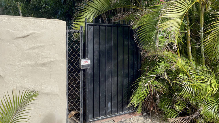 COURTESY HONOLULU DEPARTMENT OF PARKS & RECREATION
                                Workers cut down a privately-owned gate used to block access to the easement located near 379 Portlock Rd.