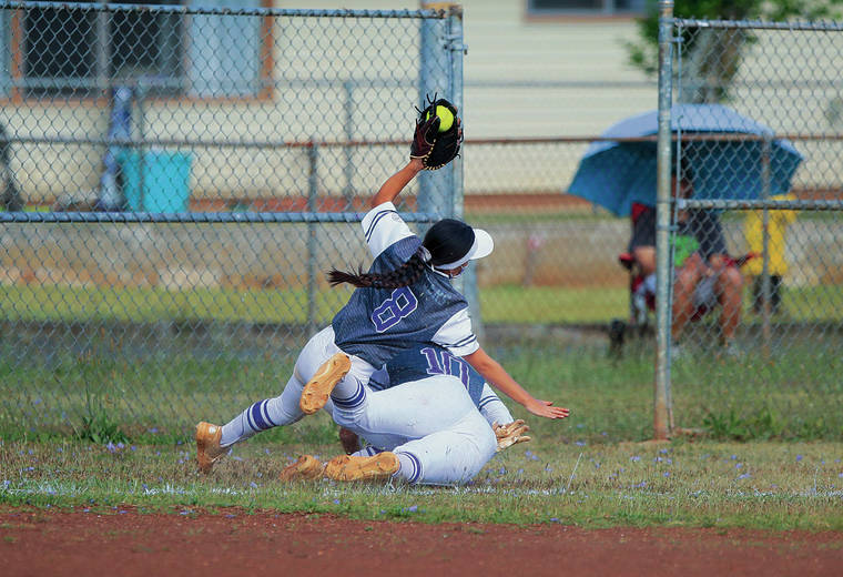 JAMM AQUINO / JAQUINO@STARADVERTISER.COM 
                                Pearl City’s Mya Grado made a catch in foul territory while colliding with Jewel Larson during the fourth inning against Leilehua in Wahiawa on Tuesday.