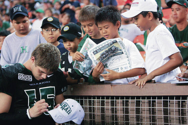JAMM AQUINO / 2006
                                Colt Brennan, above, signed autographs shortly before the end of a game against Louisiana Tech at Aloha Stadium on Nov. 11, 2006. UH routed the Bulldogs 61-17.