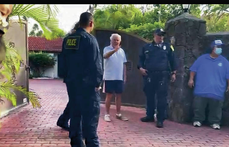 CITY AND COUNTY OF HONOLULU
                                Police stood by as a city crew removed a gate blocking beach access at Portlock as neighbors and passersby watched.