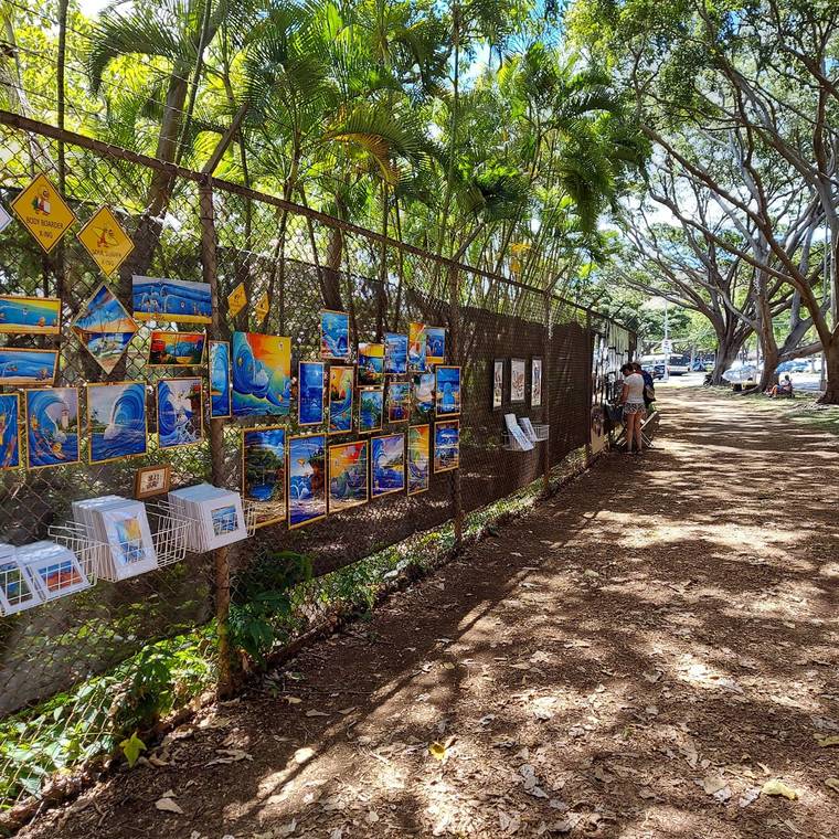 COURTESY LYNN FORNEY
                                The Art on the Zoo Fence resumed this month. It is held from 9 a.m. to 3 p.m. Saturdays and Sundays along the zoo fence at Monsaratt Avenue.