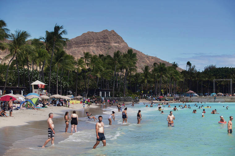 CINDY ELLEN RUSSELL / CRUSSELL@STARADVERTISER.COM
                                The shores of Waikiki were crowded Thursday.