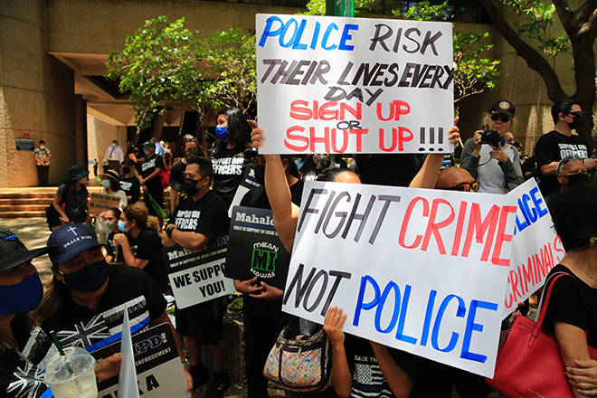 JAMM AQUINO /JAQUINO@STARADVERTISER.COM
                                Honolulu police and other supporters rally outside District Court on Alakea Street today before the preliminary hearing of three officers charged in the fatal shooting of a 16-year-old boy in April.